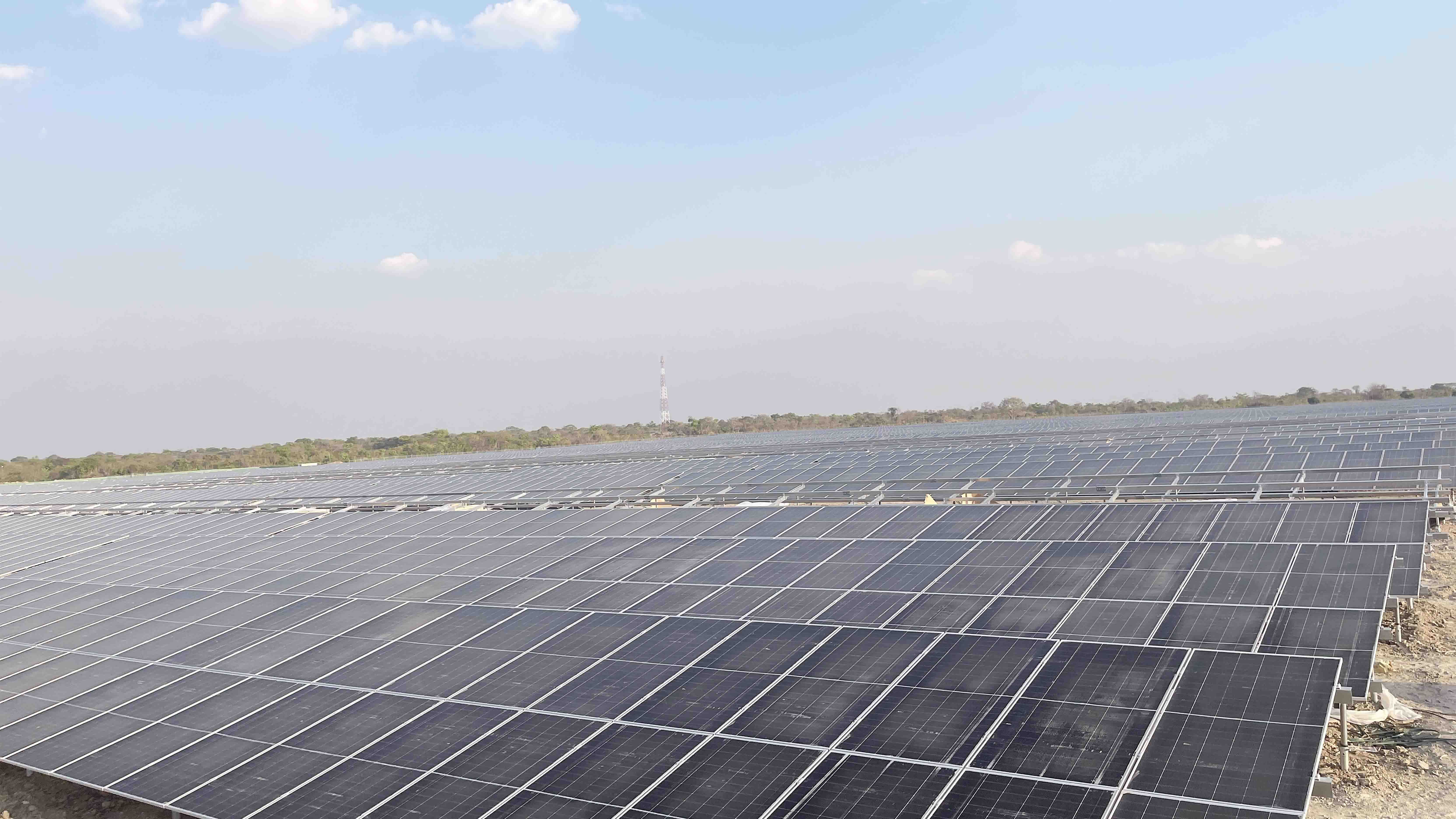 機勘院參建的贊比亞盧阿普拉省50MW(AC)并網(wǎng)光伏發(fā)電項目組件安裝完工-1.jpg